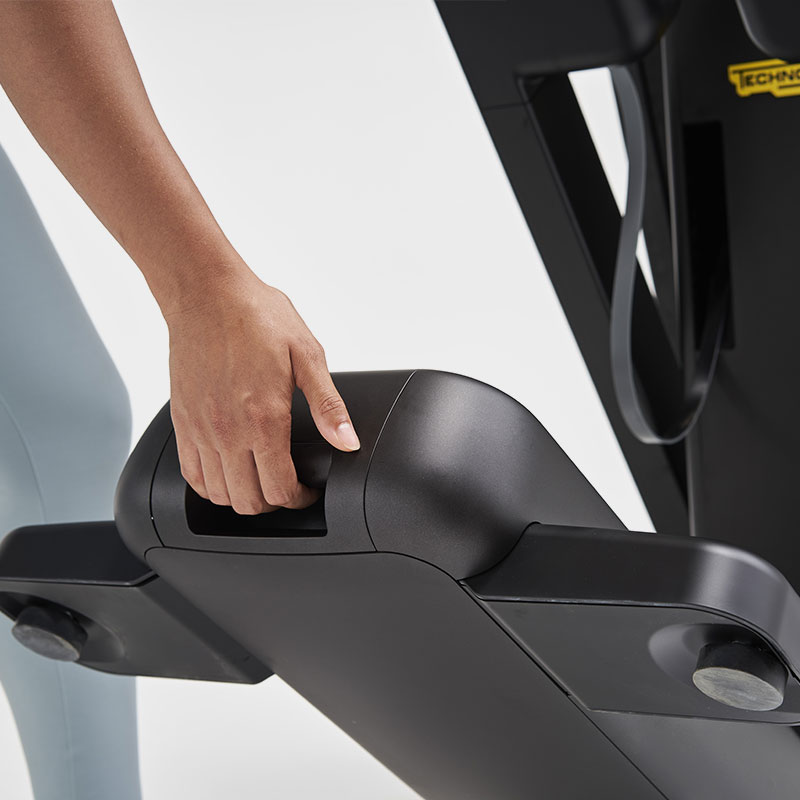 Technogym-Elliptical-feature_04_easy_to_move-1
