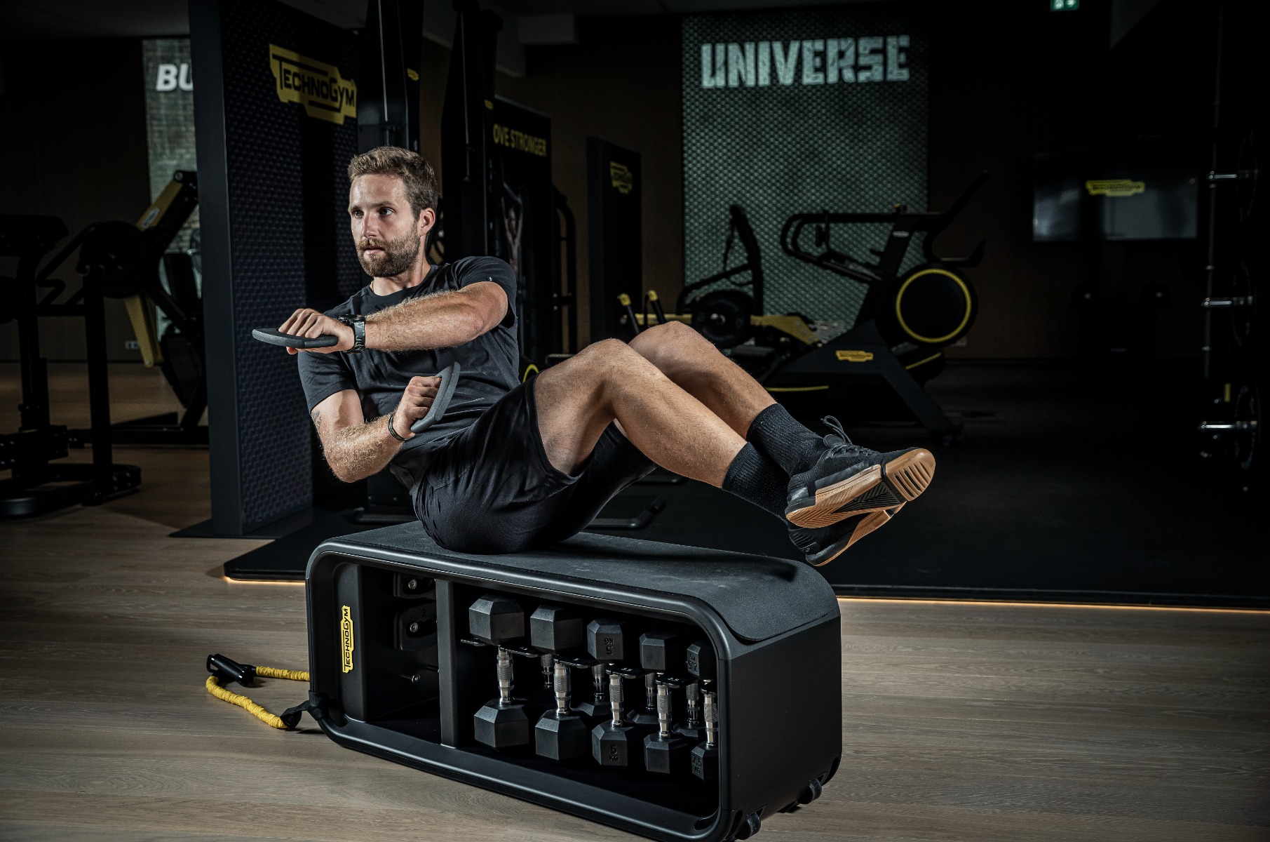 Technogym Unica Training Mann macht Übungen auf Technogym Unica